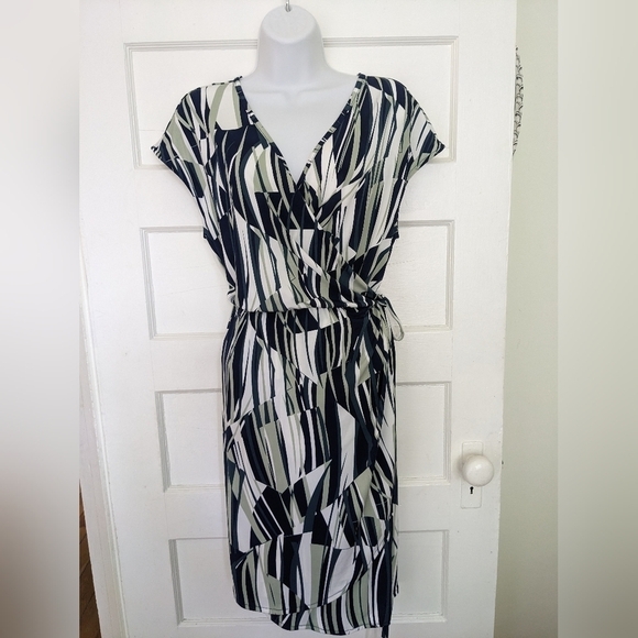 BANANA REPUBLIC GREEN WHITE & BLACK ABSTRACT SAFARI STYLE WRAP DRESS SIZ… - Picture 4 of 13